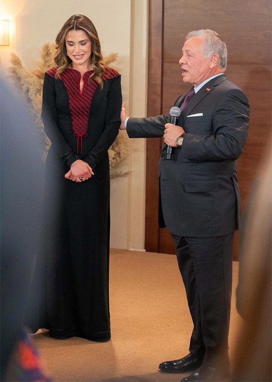 الملكة رانيا تتسلم وسام النهضة بإطلالة أنيقة من وحي التراث الأردني صورة رقم 5 الملكة رانيا تتسلم وسام النهضة بإطلالة أنيقة من وحي التراث الأردني صورة رقم 5