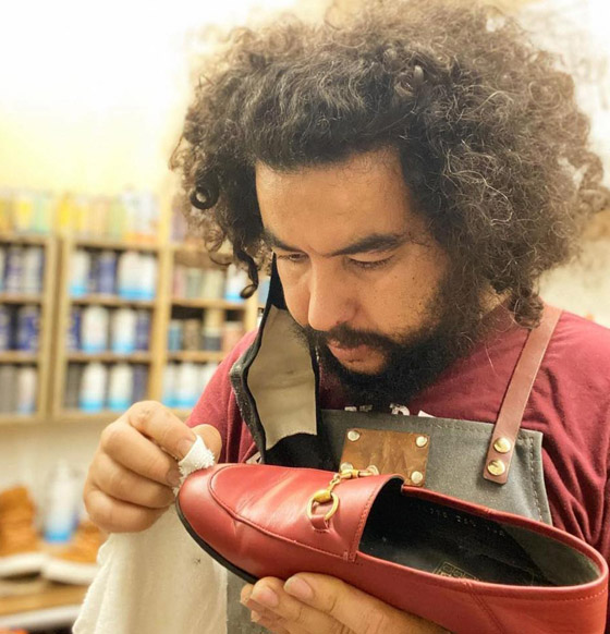 كشف أغلى حذاء بالعالم.. سر اسكافي مغربي نال إعجاب زوجة بايدن صورة رقم 8 كشف أغلى حذاء بالعالم.. سر اسكافي مغربي نال إعجاب زوجة بايدن صورة رقم 8