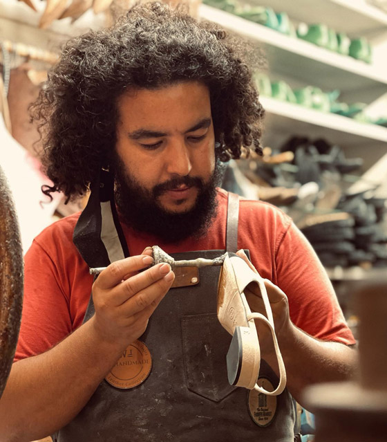 كشف أغلى حذاء بالعالم.. سر اسكافي مغربي نال إعجاب زوجة بايدن صورة رقم 9 كشف أغلى حذاء بالعالم.. سر اسكافي مغربي نال إعجاب زوجة بايدن صورة رقم 9