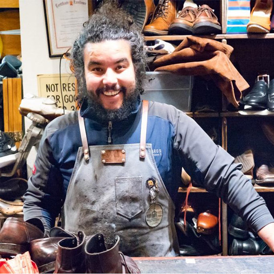 كشف أغلى حذاء بالعالم.. سر اسكافي مغربي نال إعجاب زوجة بايدن صورة رقم 13 كشف أغلى حذاء بالعالم.. سر اسكافي مغربي نال إعجاب زوجة بايدن صورة رقم 13