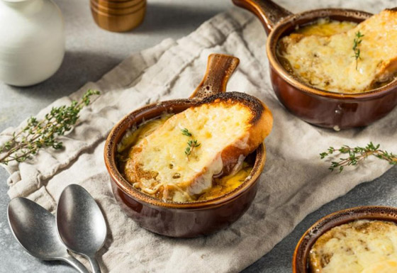 إليكم وصفة شوربة البصل اللذيذة على الطريقة الفرنسية صورة رقم 1