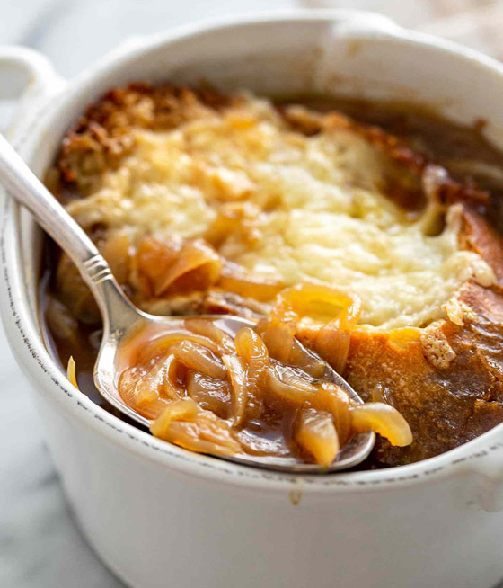 إليكم وصفة شوربة البصل اللذيذة على الطريقة الفرنسية صورة رقم 4