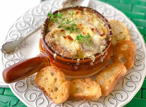 إليكم وصفة شوربة البصل اللذيذة على الطريقة الفرنسية صورة رقم 7