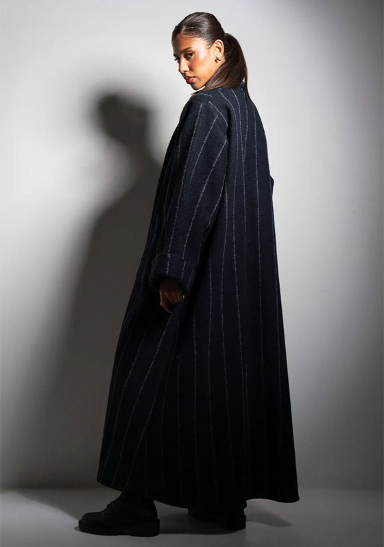 أجمل موديلات عبايات مخططة تزيد الطول لإطلالات رمضان 2024 صورة رقم 2