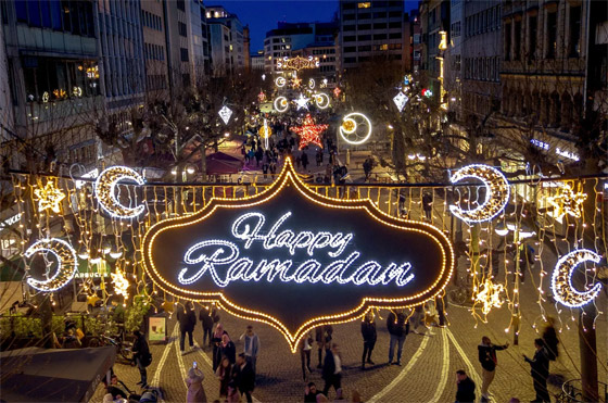 بالصور: مظاهر استقبال أول أيام شهر رمضان حول العالم صورة رقم 12 بالصور: مظاهر استقبال أول أيام شهر رمضان حول العالم صورة رقم 12