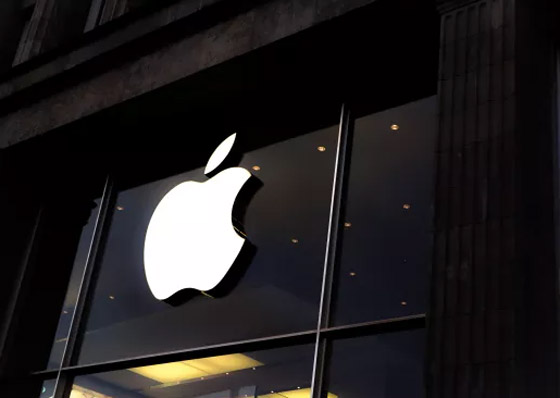 لأول مرة.. آبل تسمح بتحميل تطبيقات 