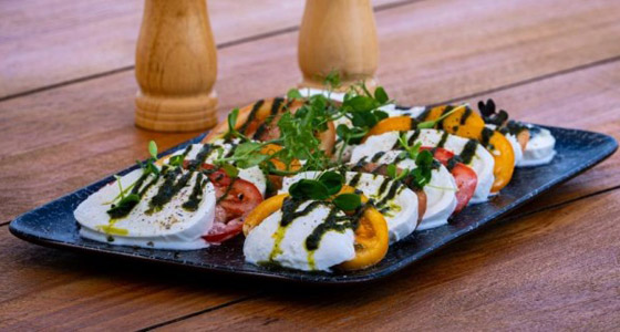 إليكم طريقة تحضير سلطة كابريس الإيطالية الشهية صورة رقم 6