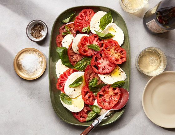 إليكم طريقة تحضير سلطة كابريس الإيطالية الشهية صورة رقم 4