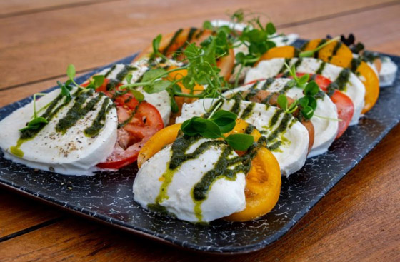 إليكم طريقة تحضير سلطة كابريس الإيطالية الشهية صورة رقم 10