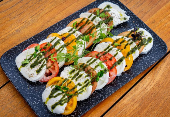 إليكم طريقة تحضير سلطة كابريس الإيطالية الشهية صورة رقم 7