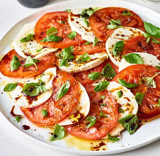 إليكم طريقة تحضير سلطة كابريس الإيطالية الشهية صورة رقم 8