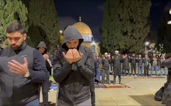 فيديو: 90 ألفا يؤدون صلاة التراويح في المسجد الأقصى.. ودعاء مؤثر لغزة صورة رقم 2 فيديو: 90 ألفا يؤدون صلاة التراويح في المسجد الأقصى.. ودعاء مؤثر لغزة صورة رقم 2