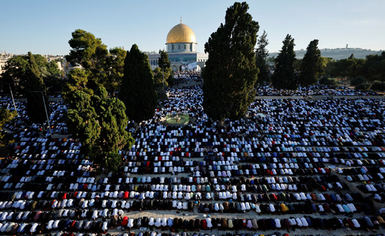 فيديو: 90 ألفا يؤدون صلاة التراويح في المسجد الأقصى.. ودعاء مؤثر لغزة صورة رقم 1 فيديو: 90 ألفا يؤدون صلاة التراويح في المسجد الأقصى.. ودعاء مؤثر لغزة صورة رقم 1