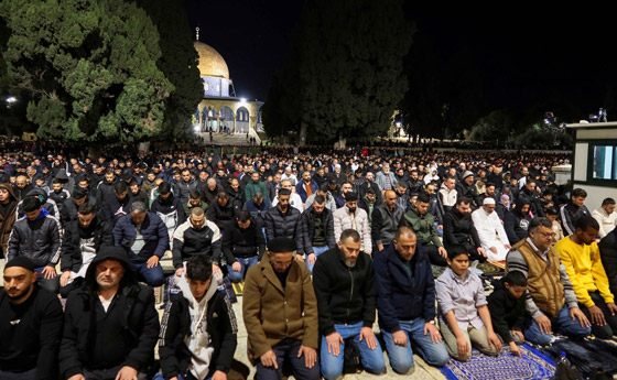 فيديو: 90 ألفا يؤدون صلاة التراويح في المسجد الأقصى.. ودعاء مؤثر لغزة صورة رقم 3 فيديو: 90 ألفا يؤدون صلاة التراويح في المسجد الأقصى.. ودعاء مؤثر لغزة صورة رقم 3