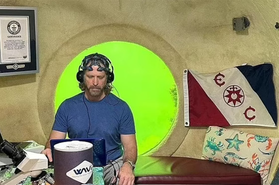 قلل الشيخوخة بجسده.. غواص يحطم الرقم القياسي في المكوث تحت الماء صورة رقم 2