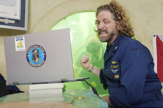 قلل الشيخوخة بجسده.. غواص يحطم الرقم القياسي في المكوث تحت الماء صورة رقم 3