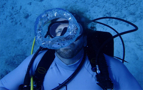 قلل الشيخوخة بجسده.. غواص يحطم الرقم القياسي في المكوث تحت الماء صورة رقم 6