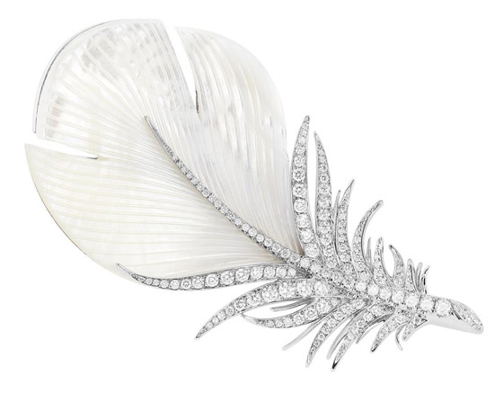 بروشات من أشهر الماركات.. أجمل هدايا مجوهرات ليوم الأم 2024 صورة رقم 1