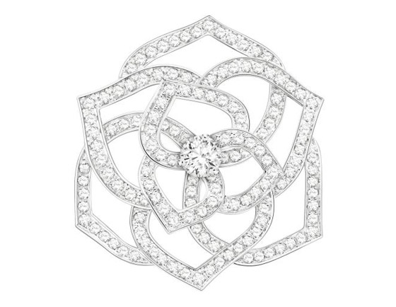 بروشات من أشهر الماركات.. أجمل هدايا مجوهرات ليوم الأم 2024 صورة رقم 5