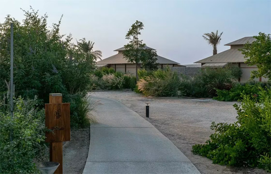 فخامة وعزلة وسط اللامكان.. هذا ما يقدمه أحدث ملاذ صحراوي في قطر صورة رقم 2