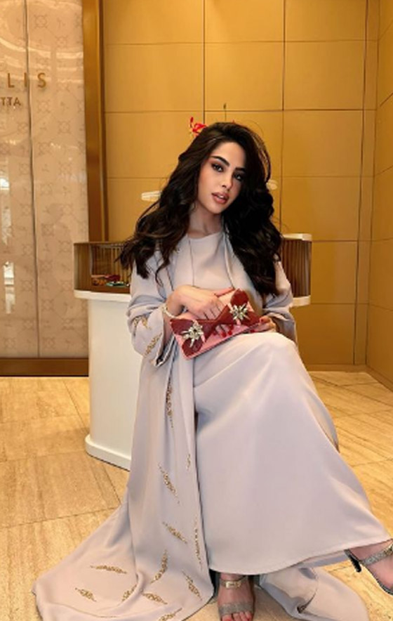 طرق تنسيق موديلات عبايات مفتوحة رمضانية 2024 صورة رقم 2