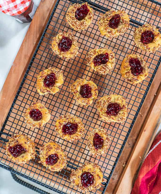 إليكم طريقة تحضير بسكويت الدمعة الطيب صورة رقم 5