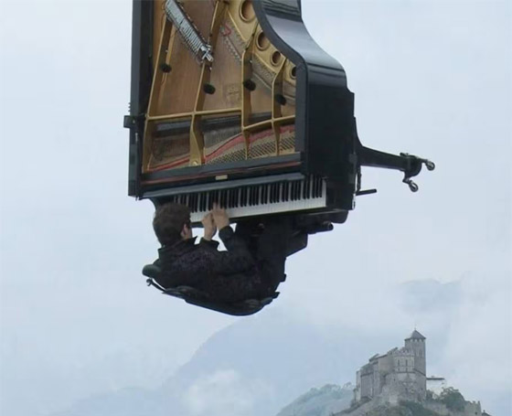 عازف بيانو سويسري يقدم عرضا موسيقيا مميزا على بيانو معلق بالهواء صورة رقم 2