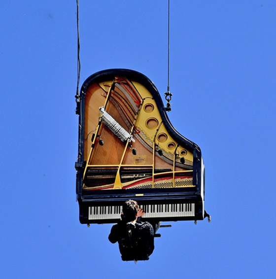 عازف بيانو سويسري يقدم عرضا موسيقيا مميزا على بيانو معلق بالهواء صورة رقم 3
