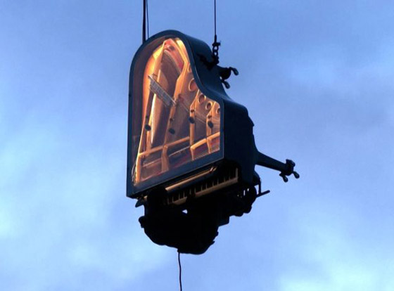 عازف بيانو سويسري يقدم عرضا موسيقيا مميزا على بيانو معلق بالهواء صورة رقم 4