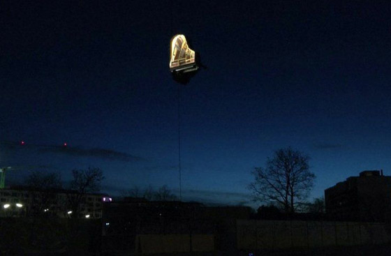 عازف بيانو سويسري يقدم عرضا موسيقيا مميزا على بيانو معلق بالهواء صورة رقم 5