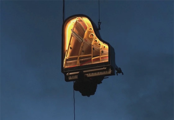 عازف بيانو سويسري يقدم عرضا موسيقيا مميزا على بيانو معلق بالهواء صورة رقم 1