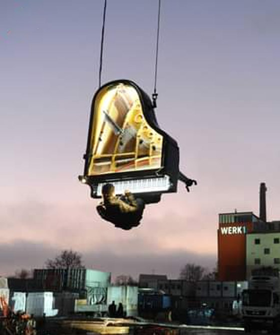 عازف بيانو سويسري يقدم عرضا موسيقيا مميزا على بيانو معلق بالهواء صورة رقم 8