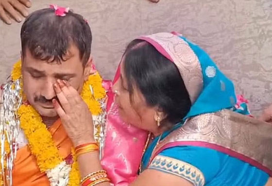 اتباعاً لتقاليد دينية قديمة.. رجل هندي يهدي والدته حذاء مصنوعاً من جلده!  صورة رقم 3