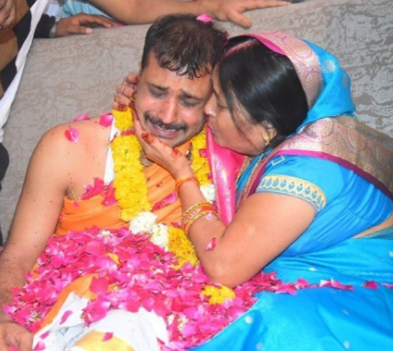 اتباعاً لتقاليد دينية قديمة.. رجل هندي يهدي والدته حذاء مصنوعاً من جلده!  صورة رقم 5