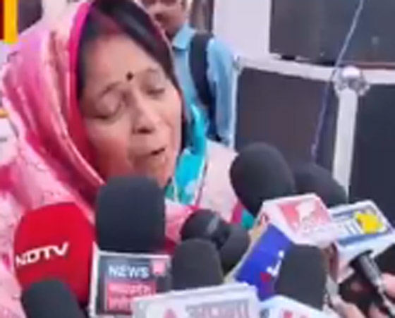 اتباعاً لتقاليد دينية قديمة.. رجل هندي يهدي والدته حذاء مصنوعاً من جلده!  صورة رقم 9