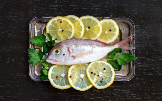 طريقة عمل سمك دنيس بالزيت والليمون غني بالفيتامينات والمعادن صورة رقم 1