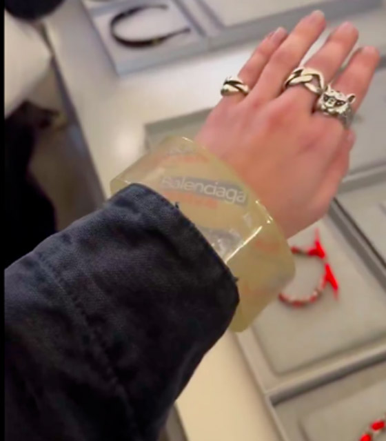 شريطاً لاصقاً أم سواراً بآلاف الدولارات! دار أزياء تثير جدلا صورة رقم 1