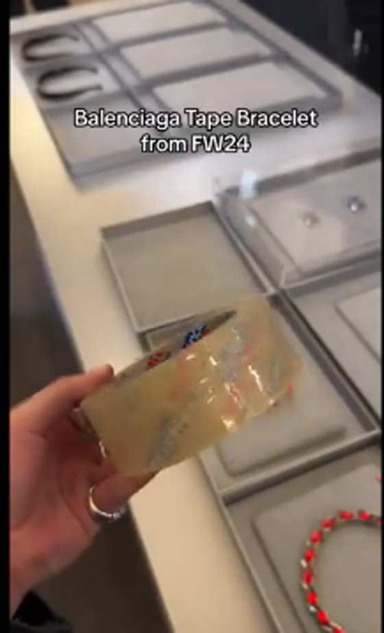 شريطاً لاصقاً أم سواراً بآلاف الدولارات! دار أزياء تثير جدلا صورة رقم 2