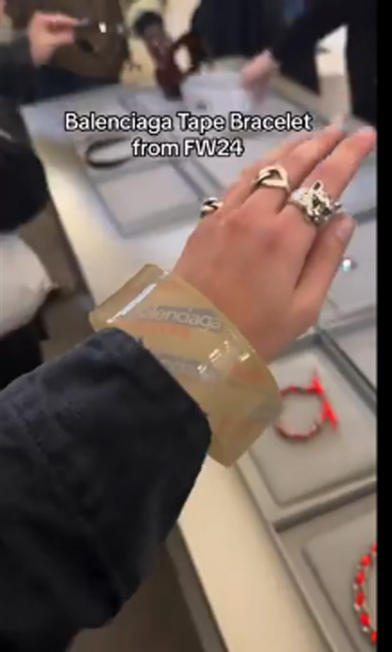 شريطاً لاصقاً أم سواراً بآلاف الدولارات! دار أزياء تثير جدلا صورة رقم 3