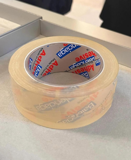 شريطاً لاصقاً أم سواراً بآلاف الدولارات! دار أزياء تثير جدلا صورة رقم 5