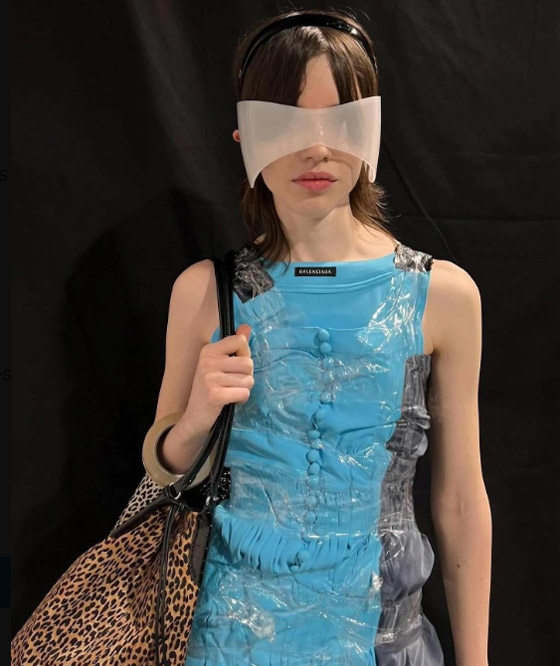 شريطاً لاصقاً أم سواراً بآلاف الدولارات! دار أزياء تثير جدلا صورة رقم 6