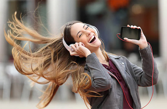 علماء أعصاب يكشفون سر التفاعل مع الموسيقى.. النقر بالقدم والإيماء بالرأس صورة رقم 2