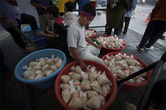 إفطار جماعي وغروب ناري.. فعاليات شهر رمضان حول العالم صورة رقم 3 إفطار جماعي وغروب ناري.. فعاليات شهر رمضان حول العالم صورة رقم 3