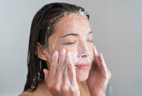 احذري هذه الأخطاء الشائعة في العناية بالبشرة.. اكتشفي البديل الصحيح صورة رقم 2