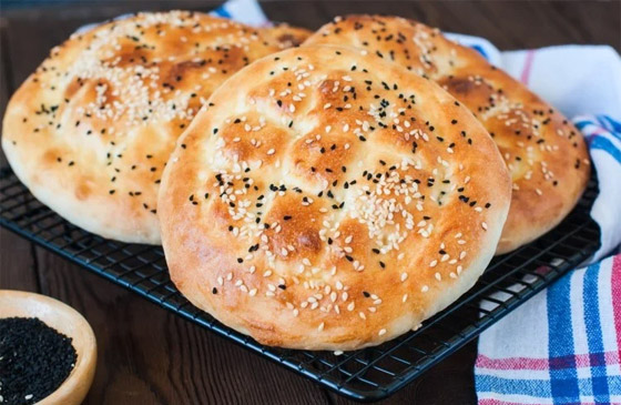 تعرفوا إلى طريقة تحضير خبز رمضان بالسمسم وحبة البركة صورة رقم 1