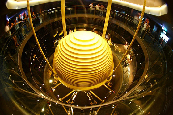 كيف قاومت أعلى ناطحة سحاب بتايوان الزلزال؟ هذا سر كرتها الفولاذية (فيديو) صورة رقم 9 كيف قاومت أعلى ناطحة سحاب بتايوان الزلزال؟ هذا سر كرتها الفولاذية (فيديو) صورة رقم 9