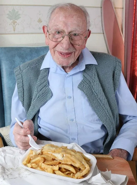 الحظ والاعتدال والسمك والبطاطس.. أكبر معمر يكشف سر طول عمره صورة رقم 11 الحظ والاعتدال والسمك والبطاطس.. أكبر معمر يكشف سر طول عمره صورة رقم 11