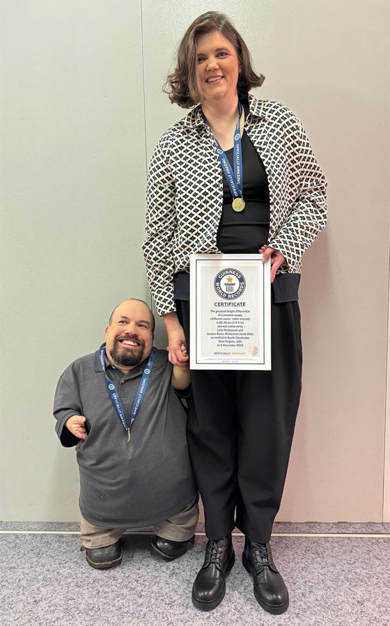 الرجل قزم والمرأة طولها 178 مترا.. زوجان يدخلان موسوعة غينيس صورة رقم 1 الرجل قزم والمرأة طولها 178 مترا.. زوجان يدخلان موسوعة غينيس صورة رقم 1