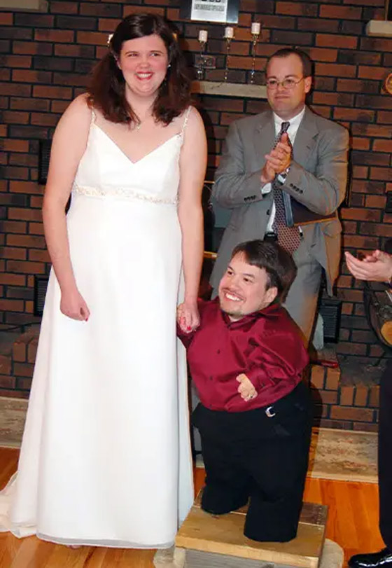 الرجل قزم والمرأة طولها 178 مترا.. زوجان يدخلان موسوعة غينيس صورة رقم 4 الرجل قزم والمرأة طولها 178 مترا.. زوجان يدخلان موسوعة غينيس صورة رقم 4