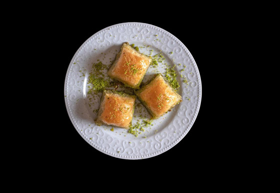 اليكم طريقة تحضير بقلاوة التمر والقشطة صورة رقم 2